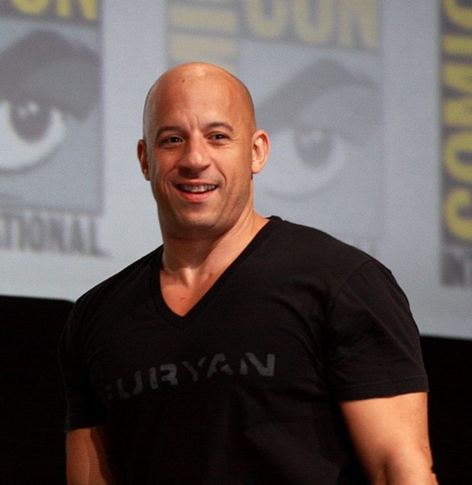 O ator americano Vin Diesel, nascido no Condado de Alameda, em 1947, se chama Mark Sinclair Vincent. Ele escolheu seu nome artístico inspirado em seu trabalho como segurança em boates. O apelido “Diesel” foi dado por seus amigos devido à sua energia incansável.