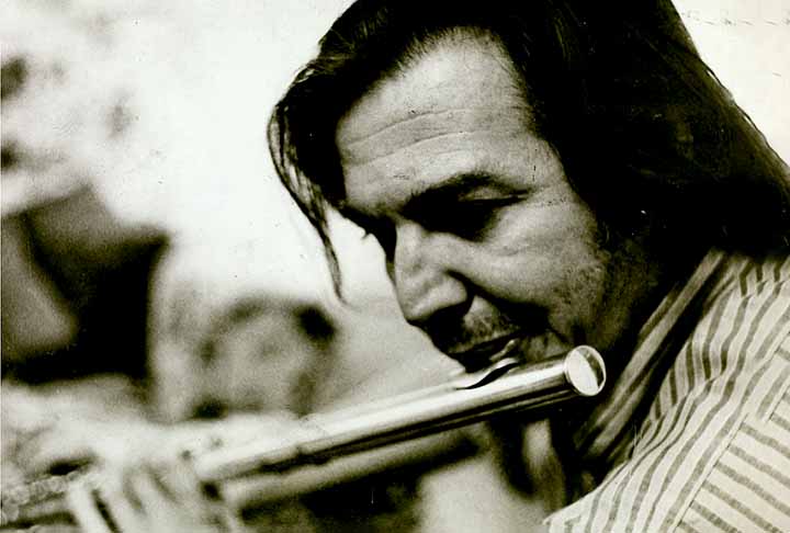 Tom Jobim foi um dos primeiros a conhecer a bossa nova e trabalhar com seu criador. No início da parceria com João Gilberto, inclusive, ele também assina faixas do  álbum de estreia do companheiro. Além da faixa-título Chega de Saudade, também estão no álbum os sucessos Desafinado e Brigas Nunca Mais.