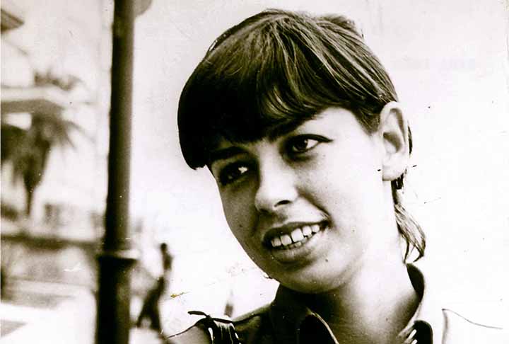 Foi no apartamento em que morava com os pais que a cantora promovia encontros de músicos que seriam consagrados no estilo. Dentre eles, nomes como Carlos Lyra e Roberto Menescal. Inclusive, foi ali um dos lugares escolhidos por Menescal para apresentar João Gilberto e sua criação aos amigos.