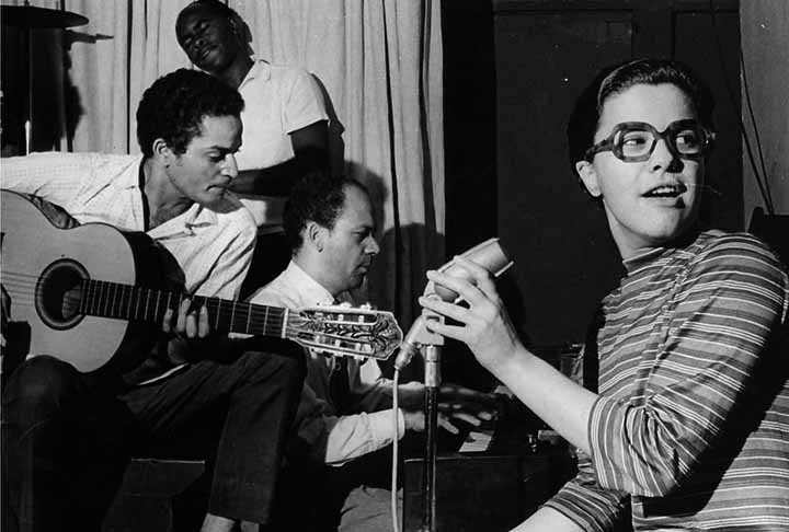 A intérprete lançou, em 1974, ao lado de Tom Jobim, o disco Elis & Tom. No álbum, ela dá voz a canções que até hoje são consideradas clássicos da bossa nova.