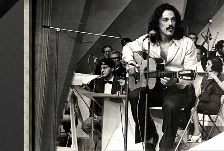 Com Vinícius, o músico gravou os álbuns A Arca de Noé e A Arca de Noé 2, mas seu maior sucesso mesmo é Aquarela: incluída em um comercial da Faber Castell, a canção faz parte da memória afetiva de muita gente e até hoje é adorada por crianças e adultos.