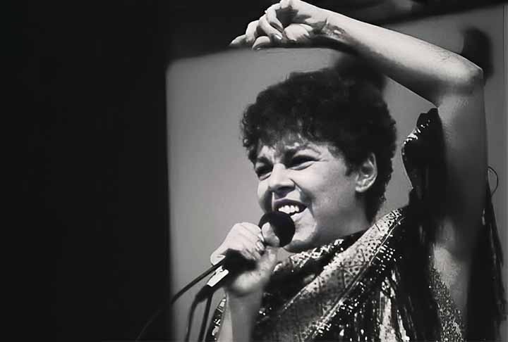 Em 77, ela participou de projetos icônicos como o show Tom, Vinicius, Toquinho e Miúcha, o disco Miucha e Antonio Carlos Jobim e da peça Os Saltimbancos, escrita por seu irmão mais novo, Chico Buarque.