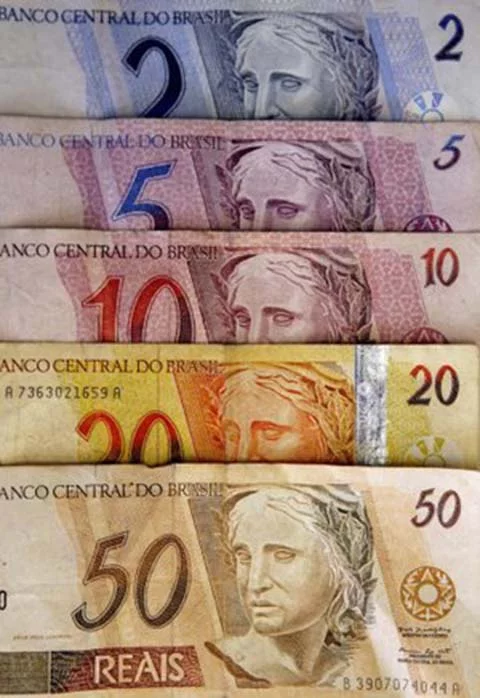 Um crime que não é exatamente novo, mas que voltou a ser cometido com frequência no Brasil é o das notas falsas.
De diferentes maneiras e com uso de diversas tecnologias, os criminosos produzem as próprias cédulas de Real e usam, geralmente, no comércio. 