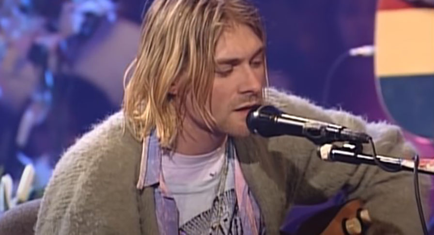 Kurt Cobain - O músico americano, vocalista e guitarrista da banda de grunge e rock Nirvana, se matou com um tiro na cabeça em 1994, aos 27 anos. Ele era viciado em heroína e sofria de depressão. Com a morte de Cobain, a banda acabou. 