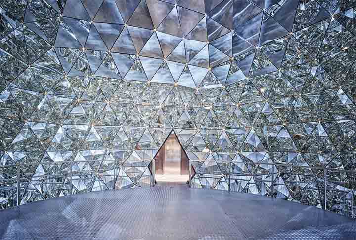 Os cristais Swarovski são conhecidos por seu processo de corte e polimento que maximiza o brilho e o reflexo da luz.