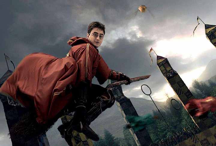 Harry Potter, o personagem principal da saga, é conhecido por sua velocidade e agilidade excepcionais em uma vassoura. Ele quebra recordes e é reconhecido por seus feitos, como capturar o pomo de ouro em jogos importantes.
