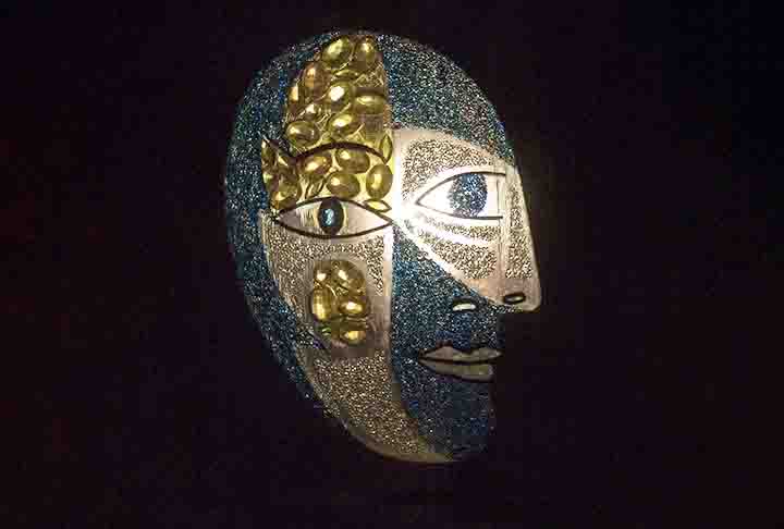 Já as máscaras são meticulosamente adornadas com cristais Swarovski, proporcionando um brilho resplandecente e um toque de glamour a um item funcional. 