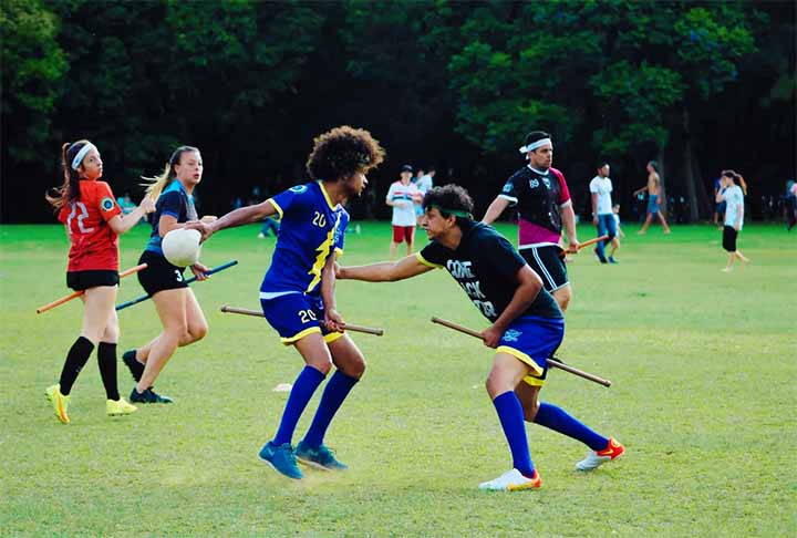 Este esporte, conhecido como quadribol muggle ou quadribol universitário, adapta os elementos do quadribol mágico para uma competição praticável no mundo real.