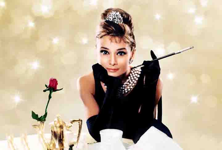 Audrey Hepburn, um ícone do cinema e da moda, é frequentemente associada ao glamour e à elegância dos anos 50 e 60. Ela usou joias Swarovski em várias ocasiões, e a marca foi um dos complementos sofisticados ao seu estilo clássico.