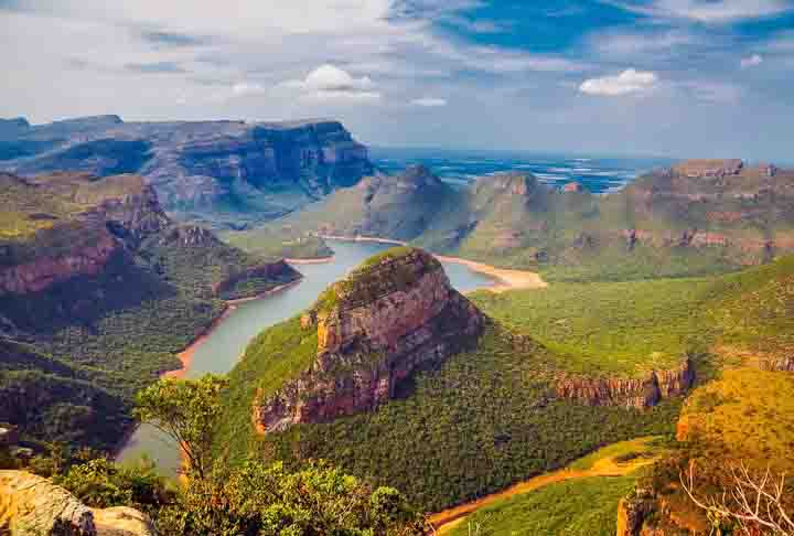 O pais é repleto de paisagens deslumbrantes, vida selvagem fascinante, cultura vibrante e curiosidades únicas. Desde a Cidade do Cabo até a emocionante Rota Jardim, o encontro com a vida selvagem no Parque Nacional Kruger e as degustações nas vinícolas de Stellenbosch,