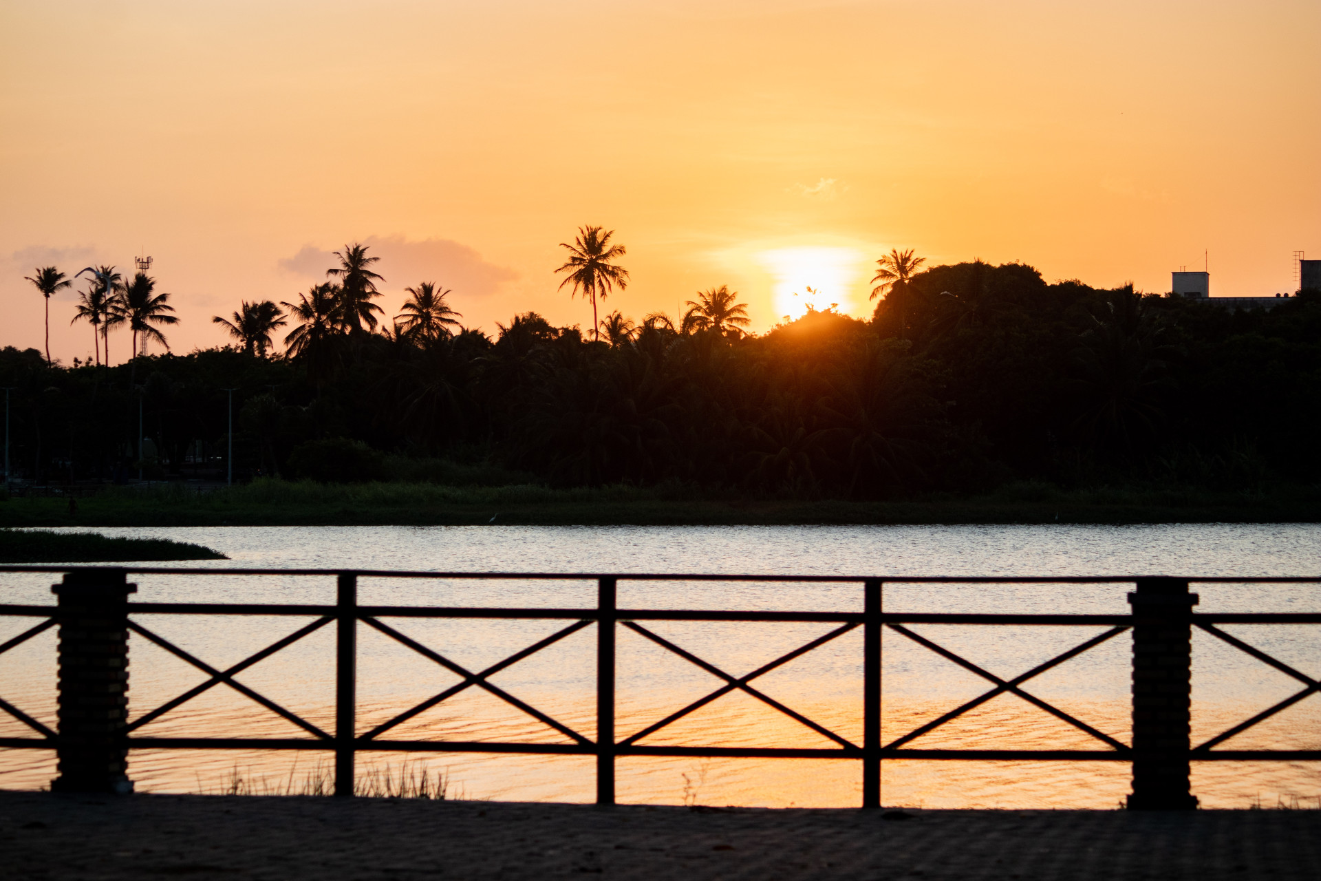 FORTALEZA, CEARÁ, BRASIL, 08-09-2024:Movimentação de pessoas e como anda a situação dos calçadoes e pier da Lagoa da Messejana durante o por do sol. (Foto: Samuel Setubal/ O Povo) (Foto: Samuel Setubal)