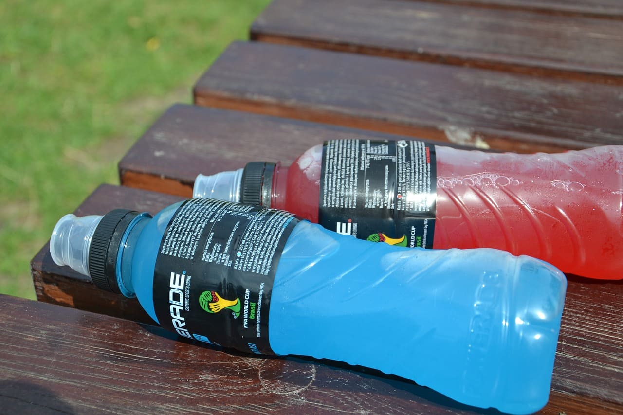 Os melhores isotônicos para exercícios são aqueles com uma boa proporção de sódio, potássio e carboidratos, como Gatorade e Powerade. Bebidas isotônicas sem adição de açúcares excessivos, como Nuun ou Tailwind, também são eficazes