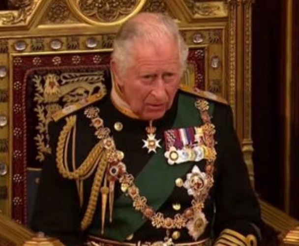 O herdeiro do trono foi o seu filho, Charles. Ela deixou outros três filhos, que teve com o também falecido príncipe Philip: Anne, Andrew e Edward.