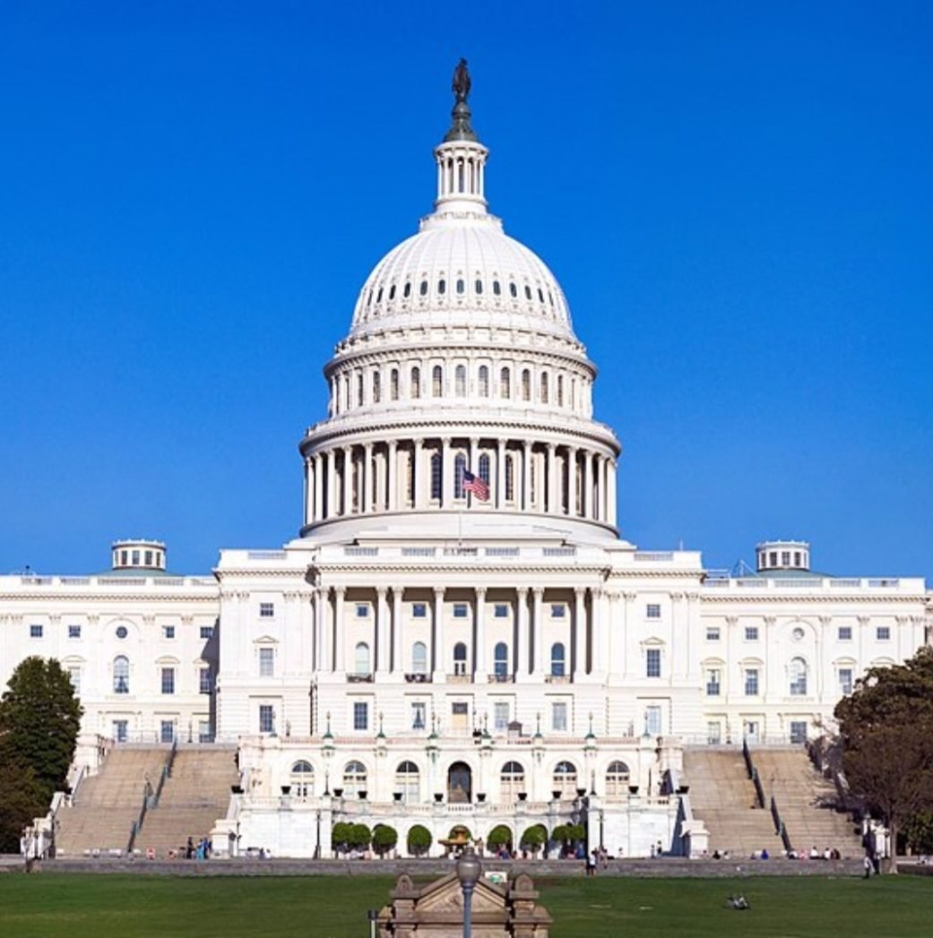 Cúpula do Capitólio dos Estados Unidos (Washington, D.C.) - A cúpula neoclássica é um símbolo importante da arquitetura americana e fica na sede do Congresso dos EUA,  representando o poder e a democracia. É conhecida pela elegância, pela estátua Freedom no topo e pela presença dominante no horizonte de Washington D.C