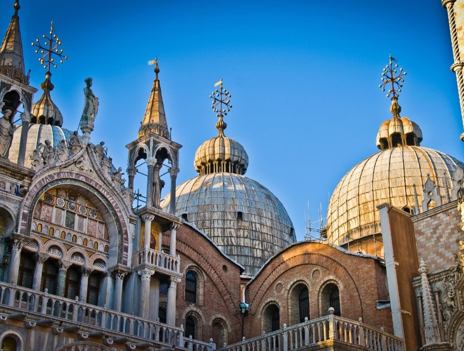 Basílica de São Marcos (Veneza, Itália) - Com cinco cúpulas adornadas com mosaicos dourados e design bizantino, a Basílica de São Marcos é um dos exemplos mais ricos e ornamentados da arquitetura veneziana.