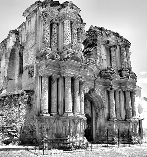 4/2/1976 - Em 39 segundos, um terremoto de magnitude 7.5 reduziu a escombros metade da cidade da Guatemala, a capital do país. O abalo teve 5 km de profundidade nas cercanias de Los Amates. Matou 23 mil, feriu 76 mil e destruiu mais de 1 milhão de construções.  