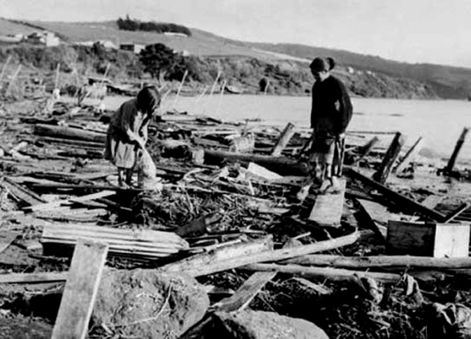 15/8/1950 - Um terremoto no Tibete destruiu 2 mil casas, templos e mesquitas. O sismo atingiu 8,6 graus  (na escala Richter, que vai até 10) na região. Cerca de 1.500 pessoas morreram.