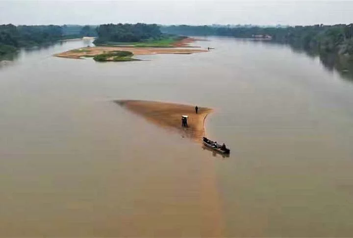 A estiagem extrema está impactando cidades brasileiras de maneiras diversas. Um desses impactos é a baixa no nível de rios fundamentais para a economia e o dia a dia das populações. 
