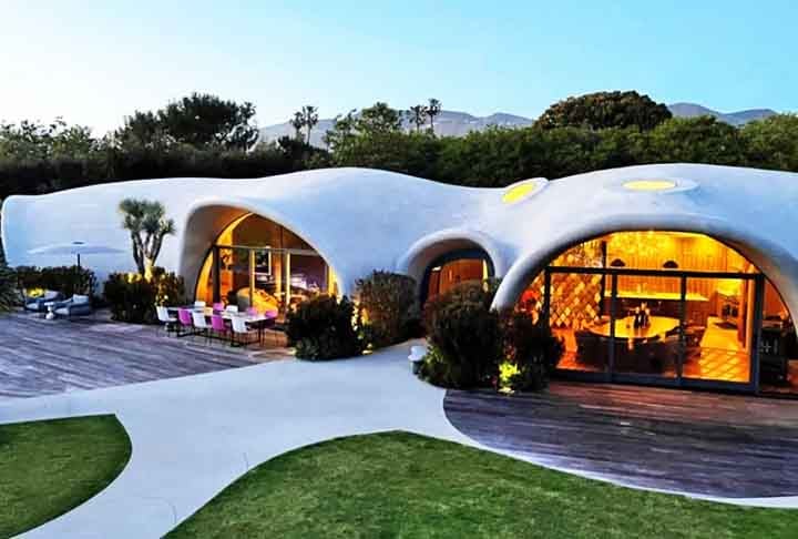 A mansão que atrai o olhar por ser diferente do padrão normal , foi erguida com base na técnica chamada Binishell - criada pelo arquiteto italiano Dante Bini na década de 1960. E a luminosidade também cria um visual bonito.