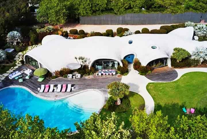 A propriedade  ocupa uma área de  600 metros quadrados e foi comprada pelo ator em 2009 por US$13,4 milhões, equivalente a R$67,7 milhões na ocasião.