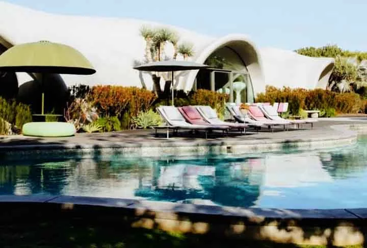 Uma mansão de Robert Downey Jr., situada na  Califórnia , é inflável, com arquitetura moderna e instalações sustentáveis, que ajudam na preservação ambiental.