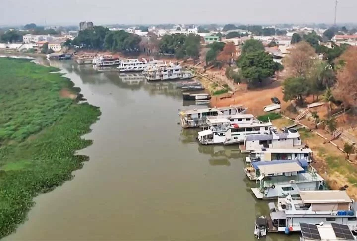 De acordo com matéria do Jornal Nacional, da Rede Globo, embarcações maiores já não conseguem navegar no Rio Paraguai. 
