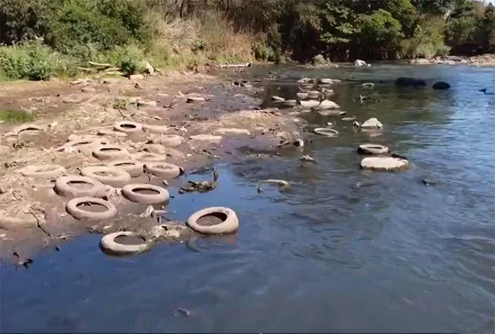 Com queda acentuada na vazão do Rio Meia Ponte, indústria e agricultura de Goiânia e cercanias precisam reduzir o consumo de água pela metade. A população tem sido alertada para o manejo consciente dos recursos hídricos.

