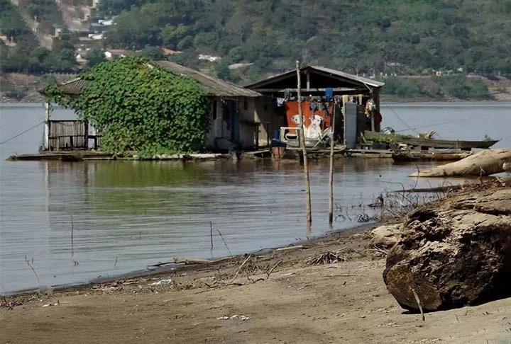 Na região Norte, a seca nos rios está deixando cidades isoladas e fazendo sofrer as populações ribeirinhas por dificultar o acesso a água e comida. 

