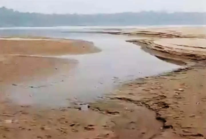 A população ribeirinha é a que mais sofre o impacto imediato desse nível alarmante, com necessidade de se deslocar à procura de água, inclusive potável.
