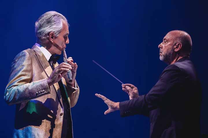 O tenor italiano já vendeu mais de 90 milhões de discos e gravou óperas famosas, como “La Bohème” e “Tosca”, de Giacomo Puccini e “Il Trovatore”, de Giuseppe Verdí. 

