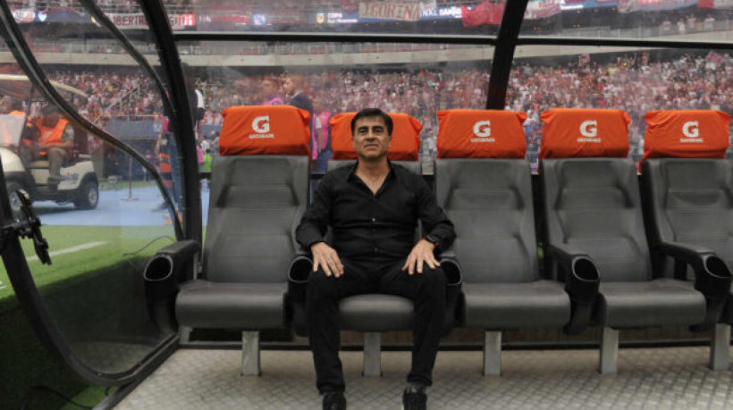 Velez Sarsfield's coach Gustavo Quinteros looks on before the Argentine Professional Football League Cup final match between Velez Sarsfield and Estudiantes de La Plata at the Madre de Ciudades stadium in Santiago del Estero, Argentina, on May 5, 2024. (Photo by Eduardo RAPETTI / AFP)