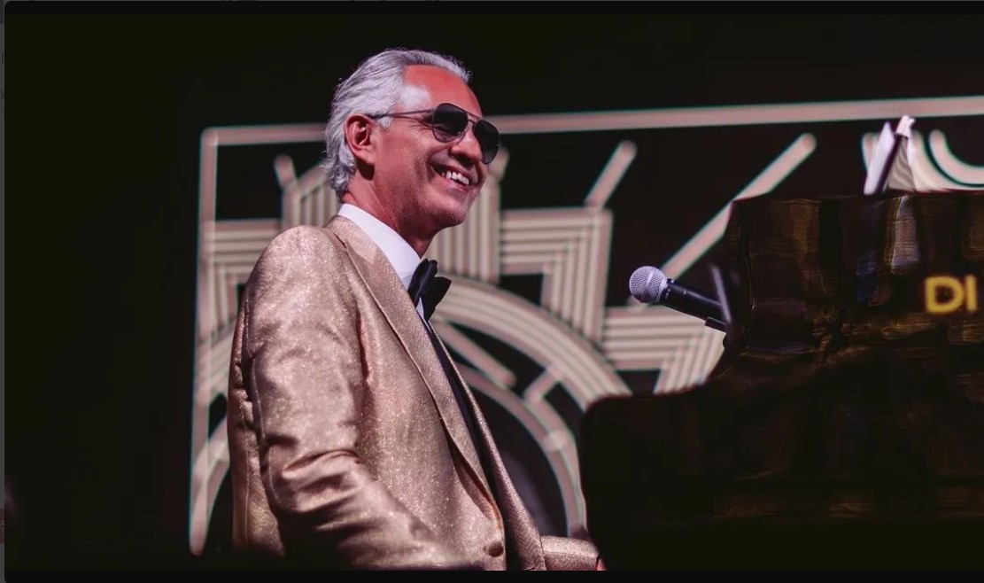 Bocelli já tinha a visão limitada por conta de um glaucoma, mas deixou de enxergar de vez após uma partida de futebol na qual decidiu atuar como goleiro pela primeira vez: