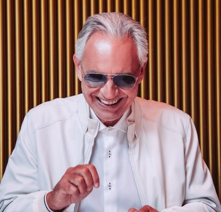 “Um dia, jogando, eu era o goleiro. Não sei por que, já que nunca havia sido goleiro antes. E nunca mais seria goleiro outra vez. Uma bola me atingiu bem no rosto. Daquele golpe, uma hemorragia [começou] e o resto é história”, diz Bocelli no filme.