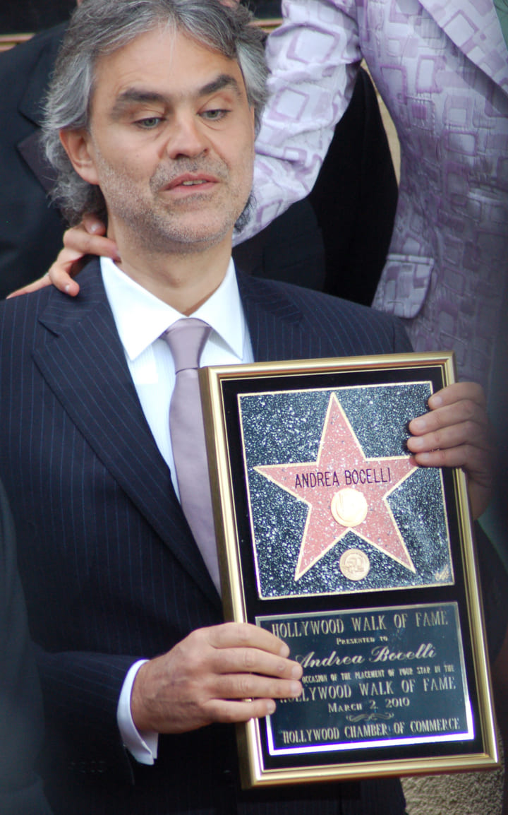 Em 2010, Andrea Bocelli foi eternizado na Calçada da Fama em Hollywood por sua vasta contribuição para a música mundial. 


