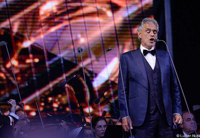 Bocelli já fez apresentações em eventos esportivos grandiosos, como na abertura da Eurocopa de futebol de 2020, em Roma, e no encerramento dos Jogos Olímpicos de Turim, em 2006. 
