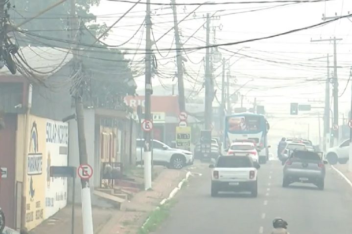 A persistência e a densidade da fumaça a diferenciam de uma neblina comum. 