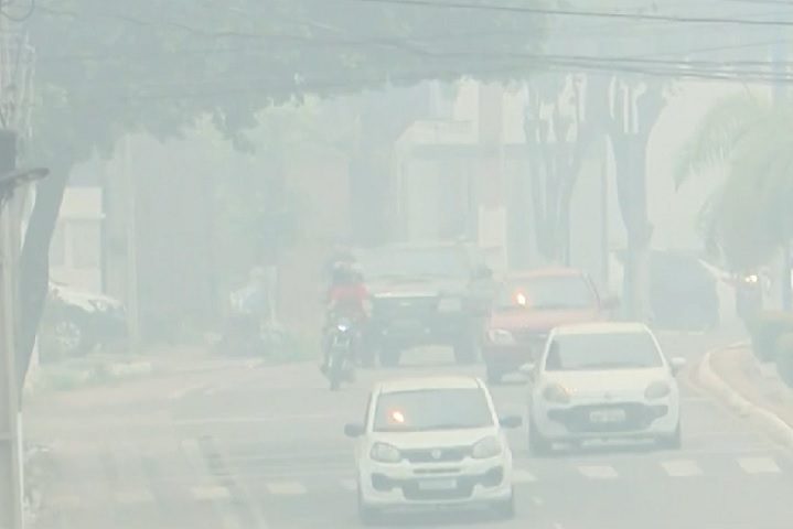 Enquanto a neblina se dissipa com o tempo, a fumaça permanece no ar por dias, prejudicando a qualidade do ar e a saúde da população.