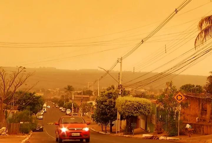 Segundo especialistas, as partículas suspensas no ar aumentam a concentração de poluentes, modificam a cor do céu e intensificam a dispersão da luz em tons alaranjados.