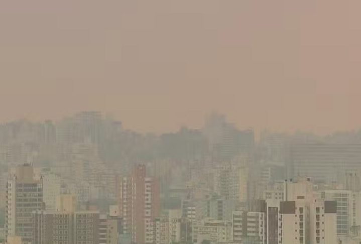 A fumaça das queimadas na Amazônia se espalhou por grande parte do Brasil nos últimos dias e o assunto dominou os portais de notícia.