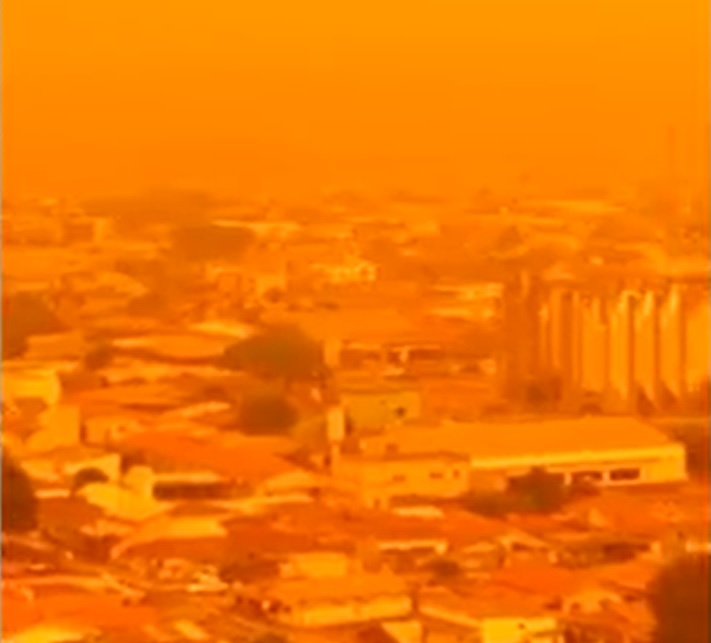 Em Jataí, cidade do sudeste de Goiás, o céu laranja assustou os moradores. As aulas chegaram a ser suspensas pela Secretaria Municipal de Educação.