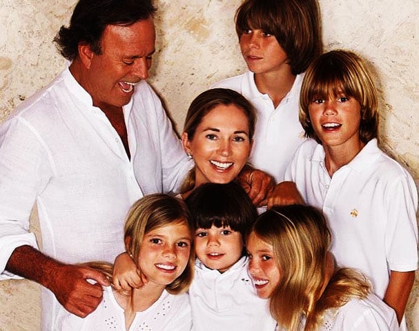 Julio Iglesias - O cantor espanhol, que também tem nacionalidade dominicana, tem 8 filhos. Está no segundo casamento. Um dos filhos ficou famoso: o cantor Enrique Iglesias, que tem tripla cidadania (espanhola, filipina - por causa da mãe - e americana, tendo se radicado nos EUA). 