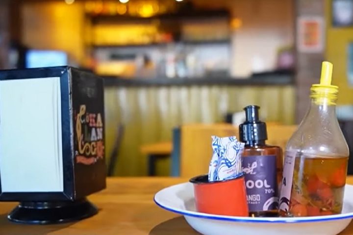 Para aqueles que preferem algo mais sofisticado, eles recomendam qualquer coquetel do Quartinho Bar.