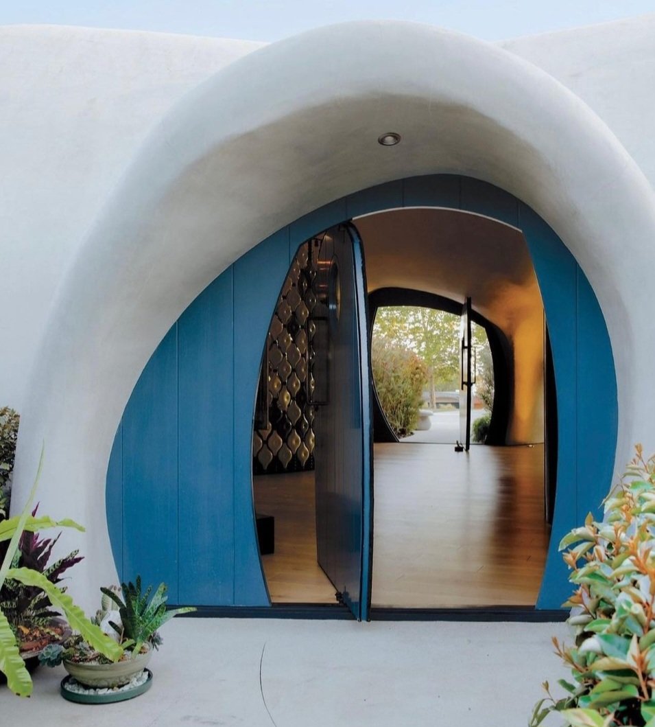 Então a pressão do ar dentro do balão faz uma modelagem do concreto numa estrutura de estilo curvilíneo, que vai ganhando resistência no processo de secagem.