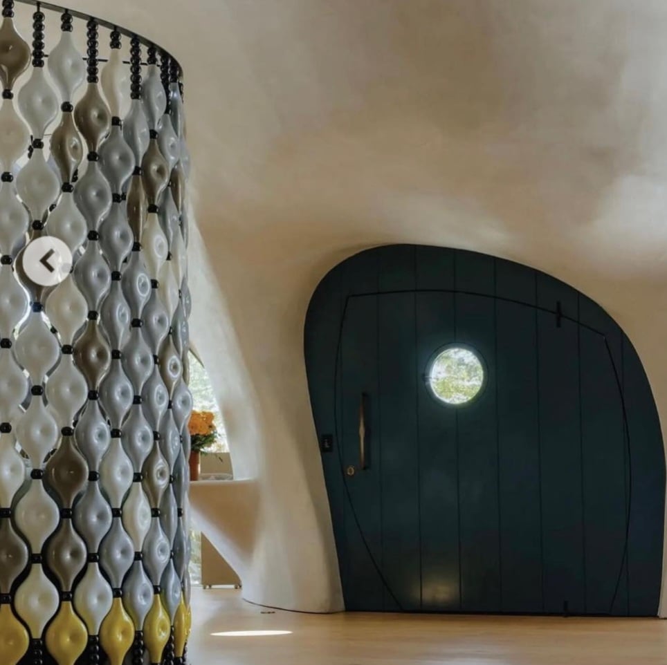 A arquitetura tem aspecto leve, como se nem mesmo houvesse concreto ali. Entretanto, é planejada para que o imóvel, inclusive, seja resistente a terremotos e furacões. 