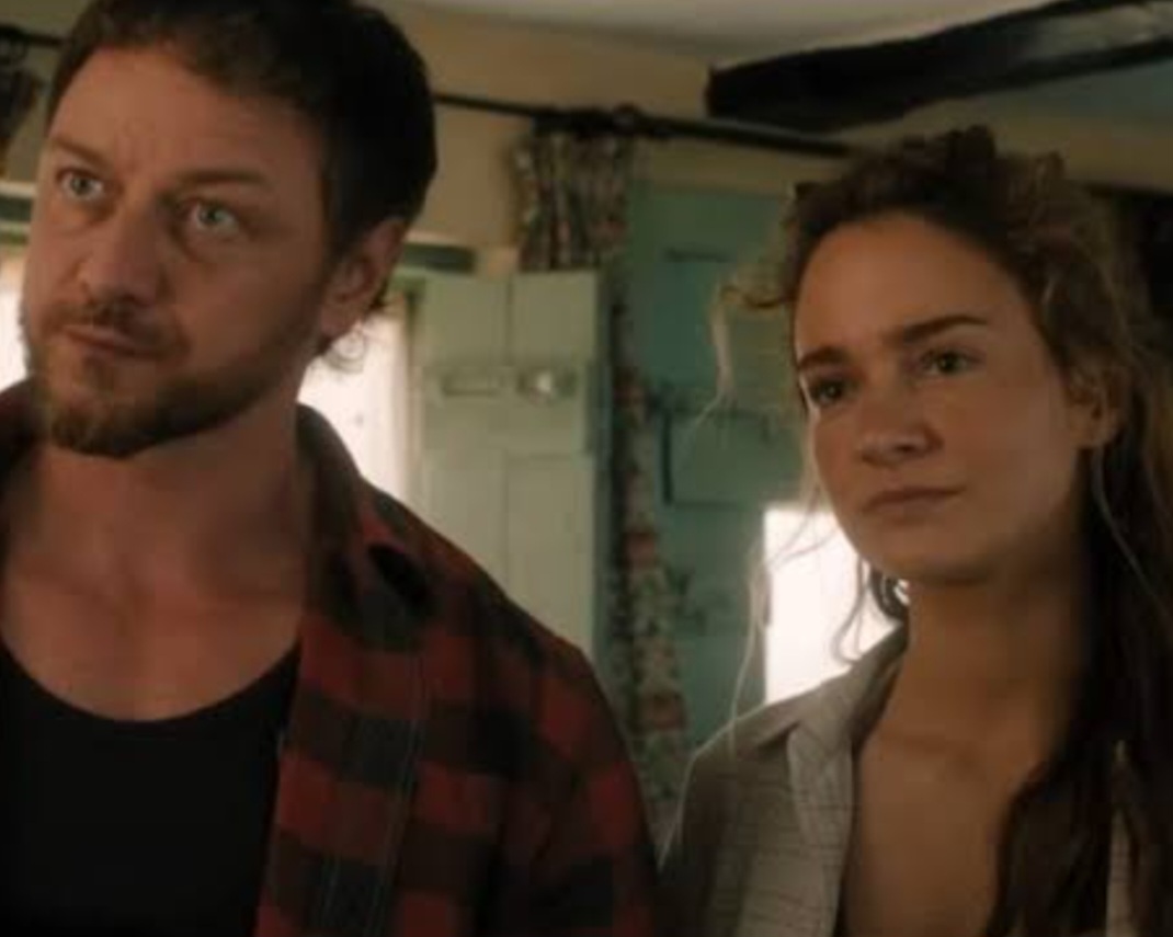 Na trama, os anfitriões são Paddy (James McAvoy) e 
Ciara (Aisling Franciosi) e os visitantes são Ben (Scoot McNairy) e Louise Dalton (Mackenzie Davis).