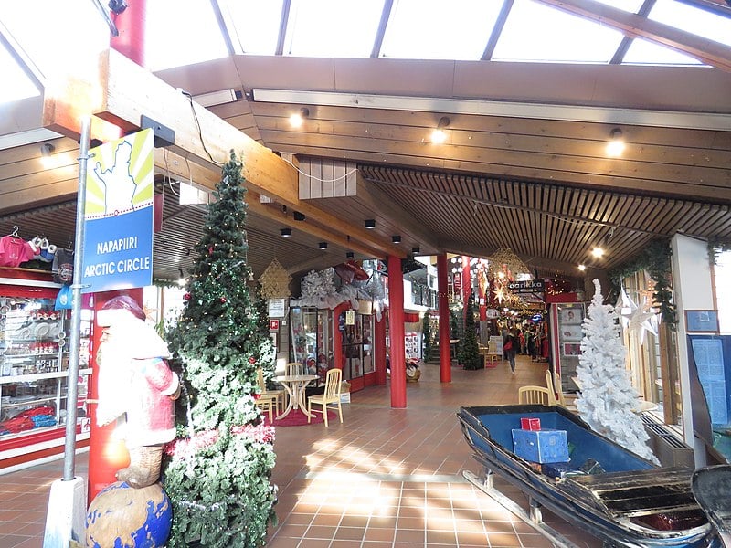 A Vila do Papai Noel de Rovaniemi é formada por um complexo de chalés com hotel, restaurantes, lojas e diversas atrações relacionadas ao imaginário natalino. 