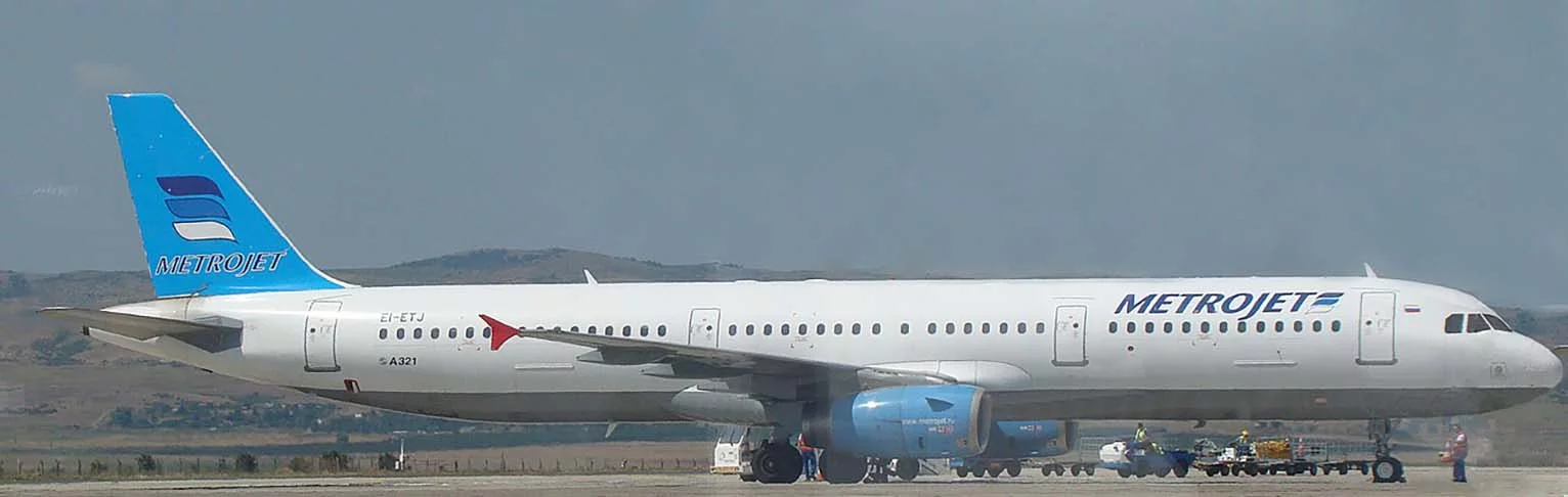Em 31/10/2015, um avião russo da Metrojet - voo 9268 (na foto, o avião 3 meses antes) - caiu na Península do Sinai, após explodir no ar. O voo ia de Sharm El Sheik (Egito) para São Petersburgo (Rússia), com 224 pessoas a bordo. O grupo terrorista Estado Islâmico assumiu o atentado. 