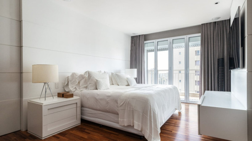 O piso de taco é clássico e deixa o ambiente acolhedor (Imagem: Maura Mello | Projeto do escritório Dantas & Passos Arquitetura) 