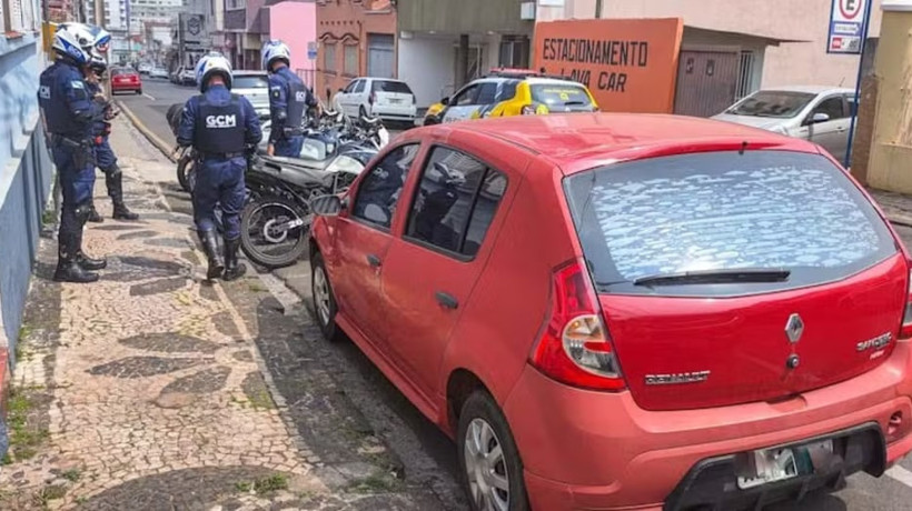 O veículo estava estacionado e não tinha sinal de arrombamento, os oficiais encontraram o dono, e o mesmo informou que havia, na verdade, esquecido onde estacionou