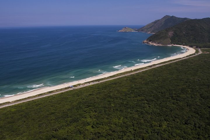 Grumari: Vizinha da Prainha, Grumari também fica dentro de uma área de proteção ambiental. É um convite para quem gosta de trilhas e paisagens naturais. 
